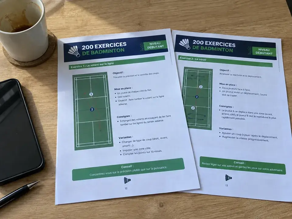 Exercices de badminton imprimés au format A4 sur une table à côté d'un smartphone